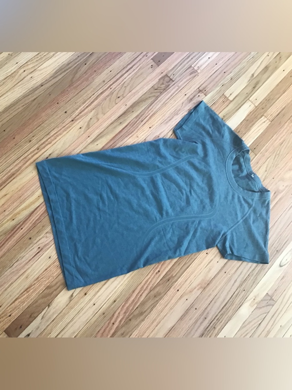 Lululemon Green patterned short sleeve shirt size 6